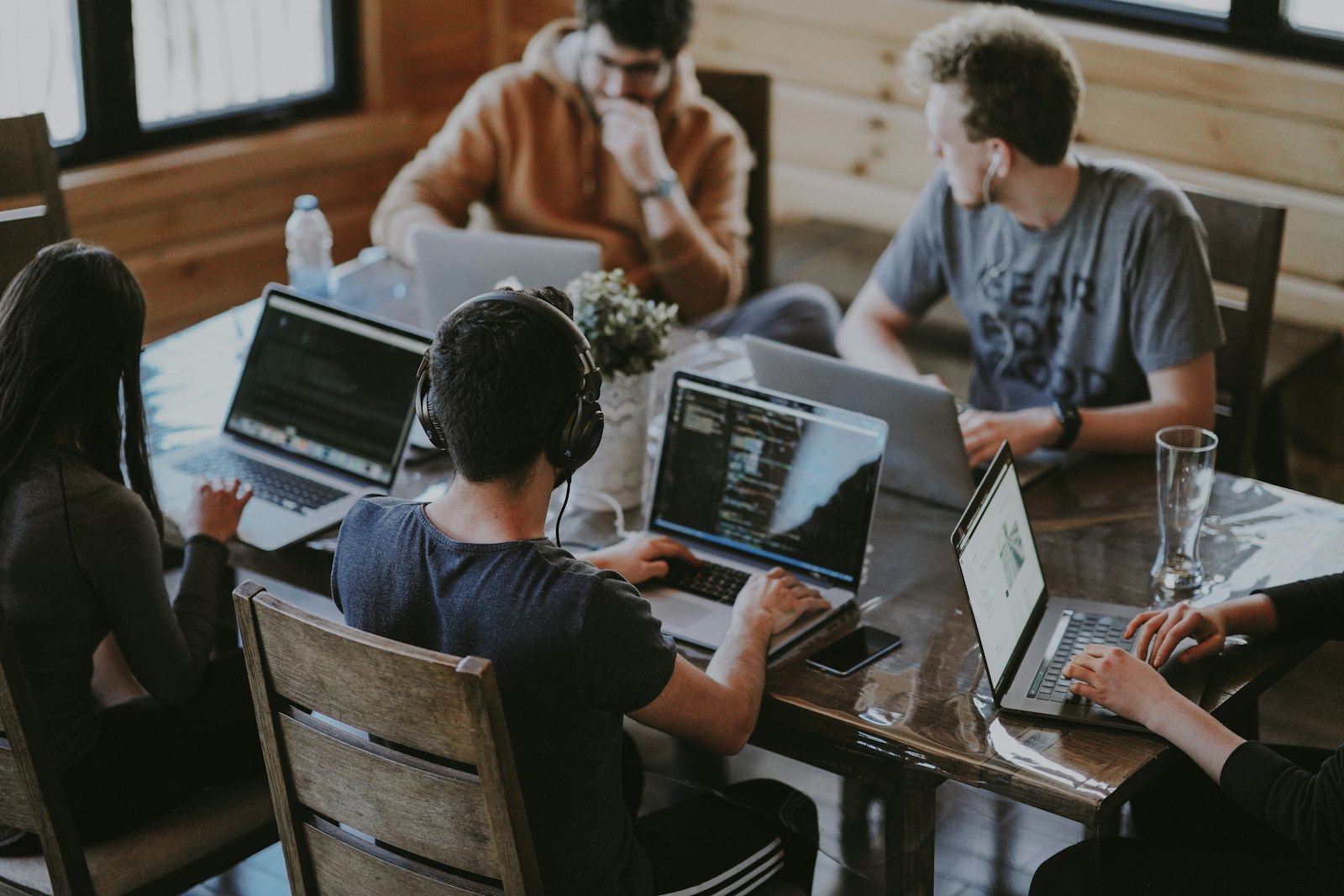 Equipo de una agencia trabajando en las webs de sus clientes